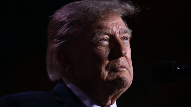 Į skandalą įsivėlusi K. Guilfoyle – buvusi D. Trumpo sūnaus sužadėtinė: jis artimą ryšį neigia