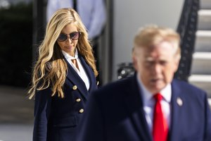 Vos pradėjus darbą – rimti klausimai: D. Trumpo spaudos sekretorė sulaukė kritikos