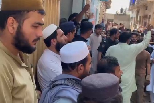 Tragedijos vaizdai iš Pakistano: įgriuvus mokyklos stogui žuvo mažiausiai 21 vaikas