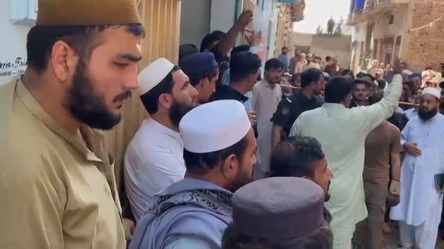 Tragedijos vaizdai iš Pakistano: įgriuvus mokyklos stogui žuvo mažiausiai 21 vaikas