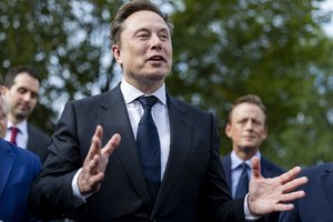 Elonas Muskas ragina Volodymyrą Zelenskį trauktis