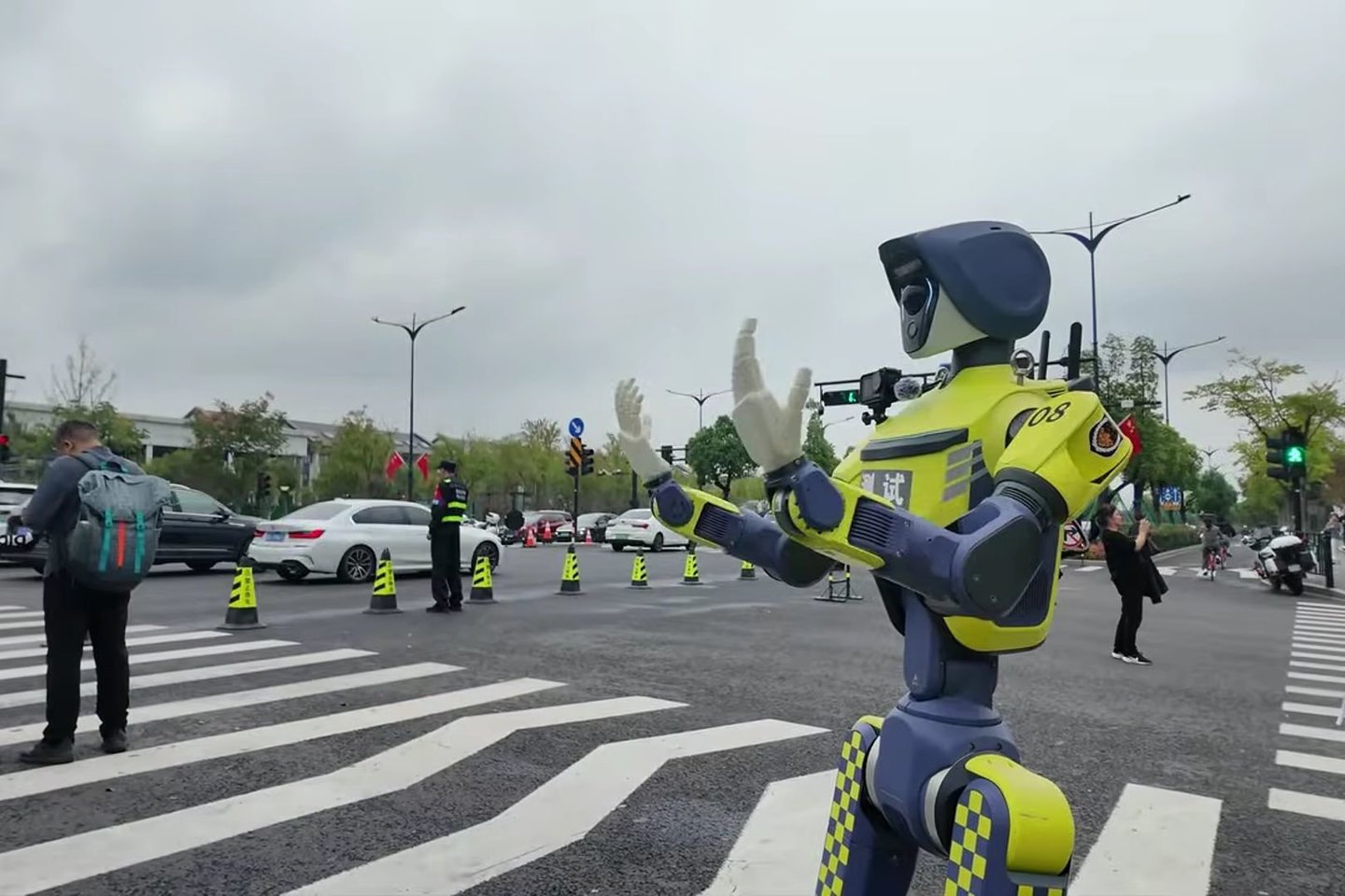 Robotai reguliavo eismą, priminė dviratininkams ir pėstiesiems apie kelių eismo taisykles bei padėjo turistams.