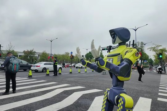 Kinijoje eismo priežiūrai ir reguliavimui buvo pasitelkti robotai