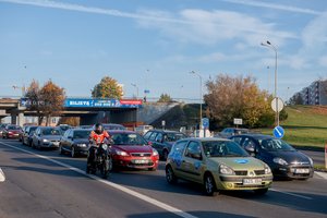 Nuo kelių lopymo Vyriausybė nupjovė 66 mln. eurų