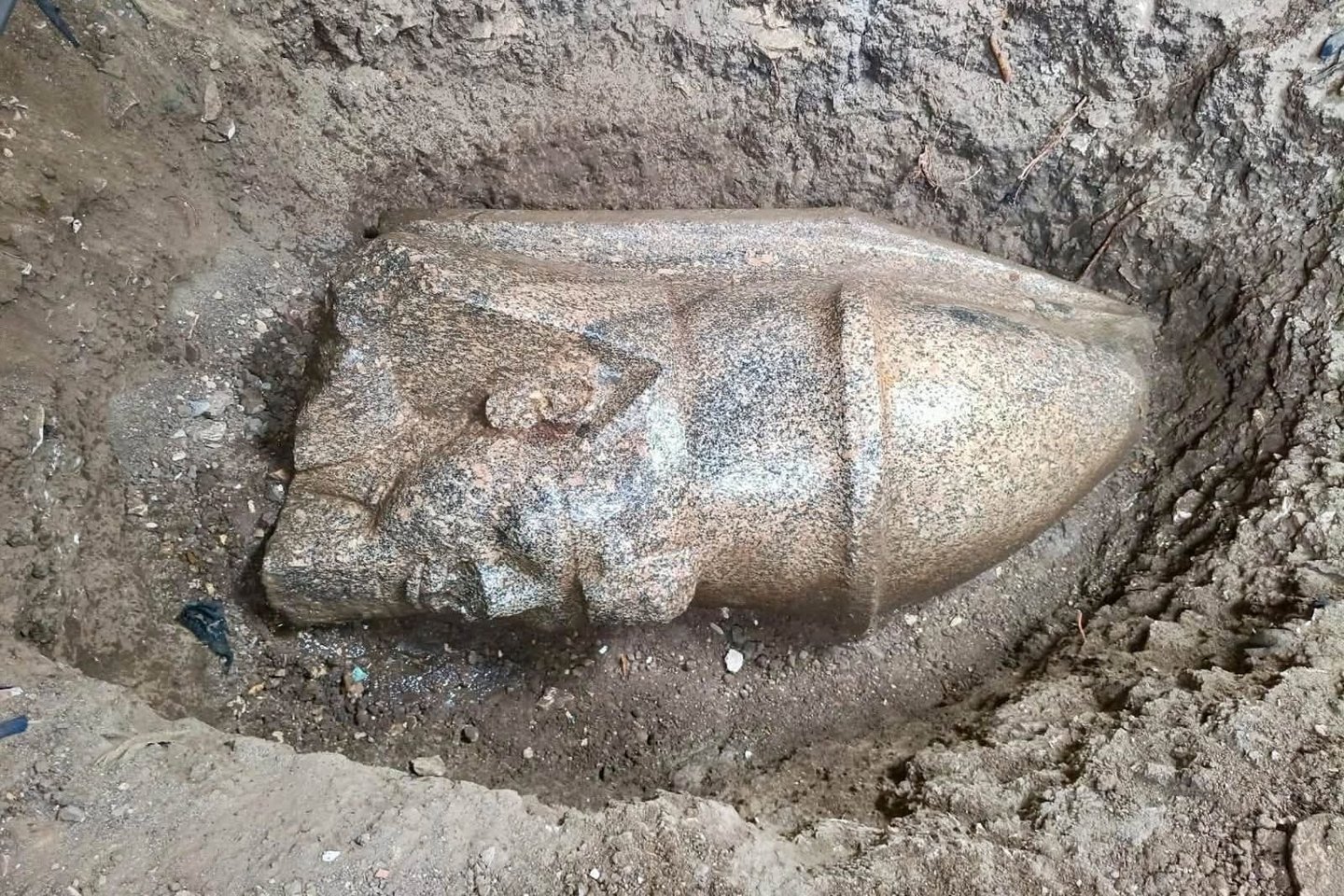 Dirbdamas savo žemėje viename iš šiaurės Egipto kaimų, vyras padarė stebinantį atradimą: dviejų milžiniškų Ramzio II statulų liekanas.