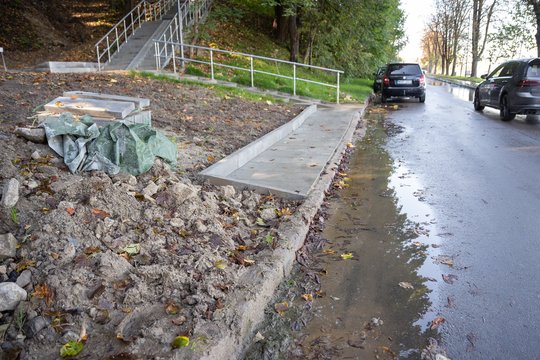 Kauno gatvėje – spąstai vairuotojams: žiemą kelias virs pavojinga čiuožykla