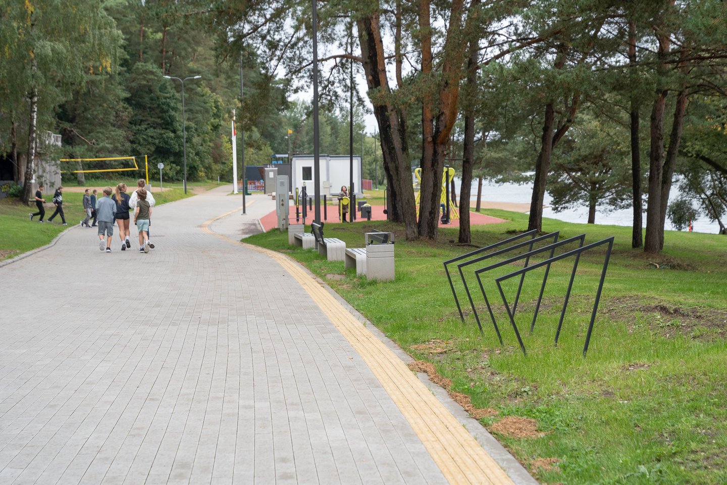Antras kartas nemelavo: atnaujintame Lampėdžio paplūdimyje nauji dviračių stovai perkelti arčiau įėjimo į šią teritoriją.