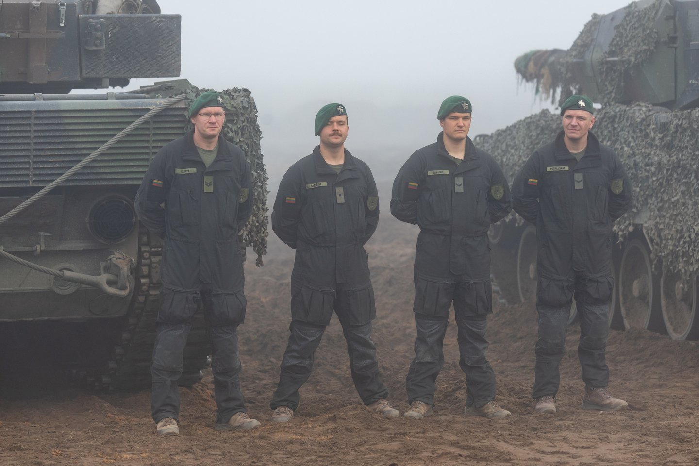 Pėstininkų brigados „Geležinis Vilkas“ kariai atliko tankų užtaisymo ir kovinio šaudymo užduotis.<br> ELTA / J. Kalinsko nuotr.
