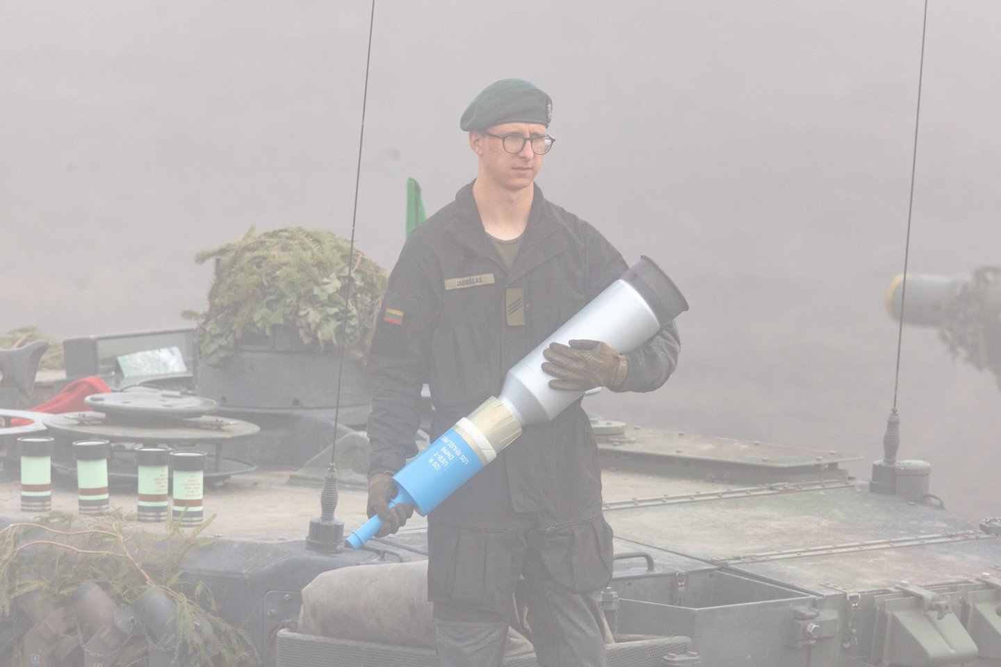 Pėstininkų brigados „Geležinis Vilkas“ kariai atliko tankų užtaisymo ir kovinio šaudymo užduotis.<br> ELTA / J. Kalinsko nuotr.