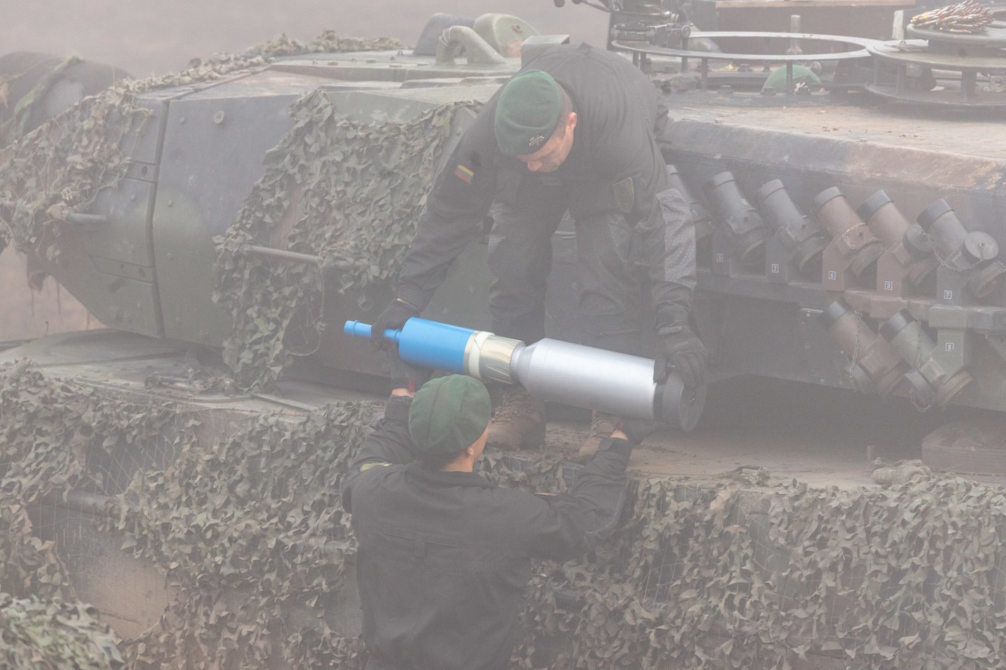 Pėstininkų brigados „Geležinis Vilkas“ kariai atliko tankų užtaisymo ir kovinio šaudymo užduotis.<br> ELTA / J. Kalinsko nuotr.
