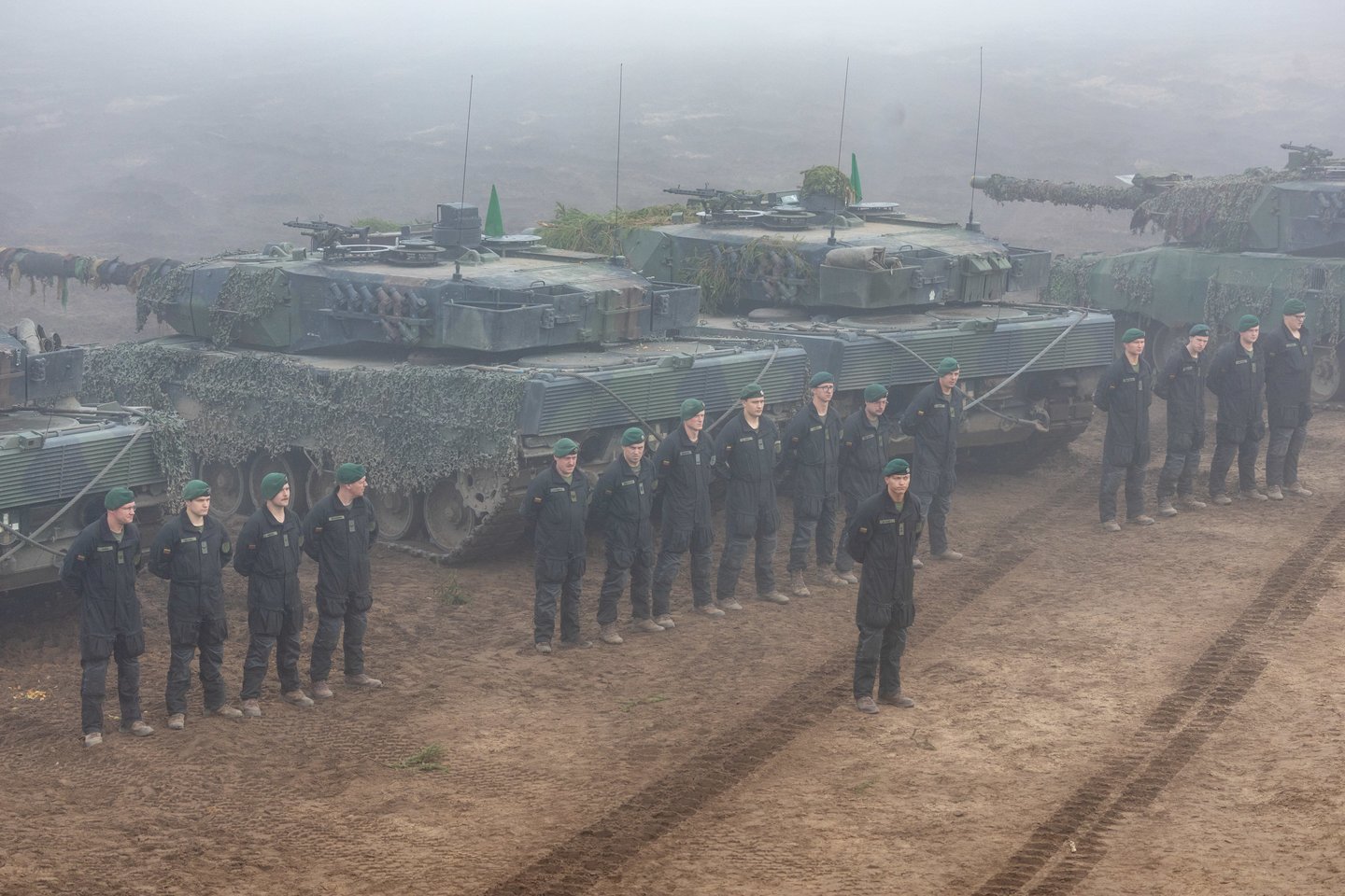 Pėstininkų brigados „Geležinis Vilkas“ kariai atliko tankų užtaisymo ir kovinio šaudymo užduotis.<br> ELTA / J. Kalinsko nuotr.