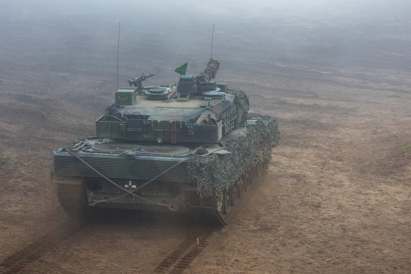 Pėstininkų brigados „Geležinis Vilkas“ kariai atliko tankų užtaisymo ir kovinio šaudymo užduotis.<br> ELTA / J. Kalinsko nuotr.