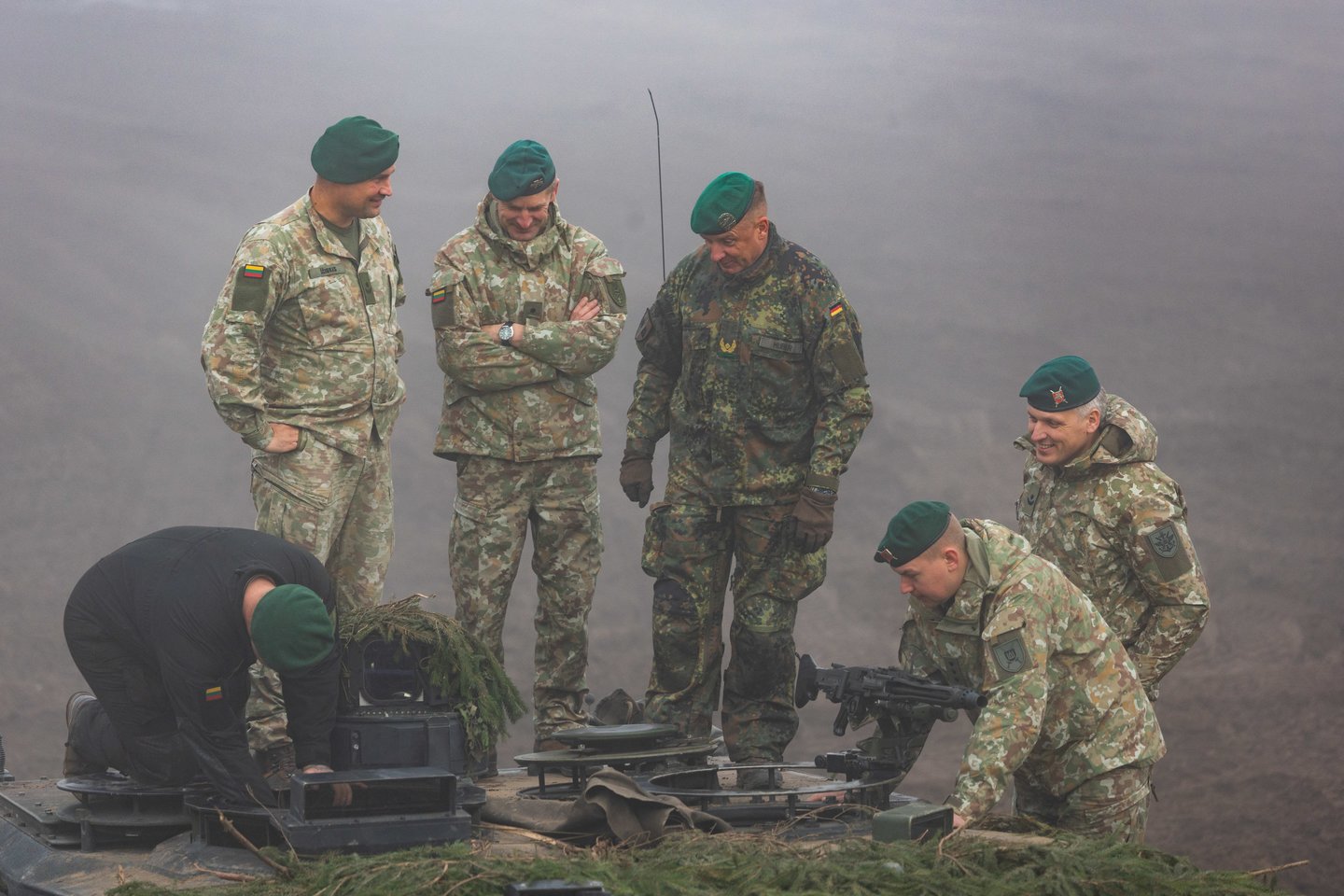 Pėstininkų brigados „Geležinis Vilkas“ kariai atliko tankų užtaisymo ir kovinio šaudymo užduotis.<br> ELTA / J. Kalinsko nuotr.