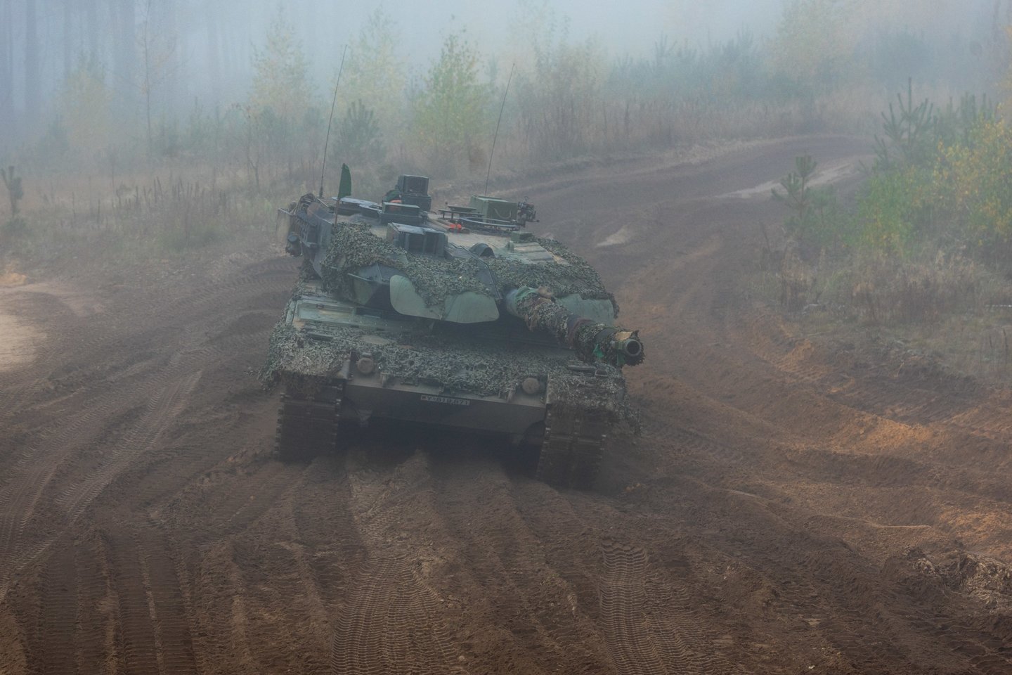 Pėstininkų brigados „Geležinis Vilkas“ kariai atliko tankų užtaisymo ir kovinio šaudymo užduotis.<br> ELTA / J. Kalinsko nuotr.