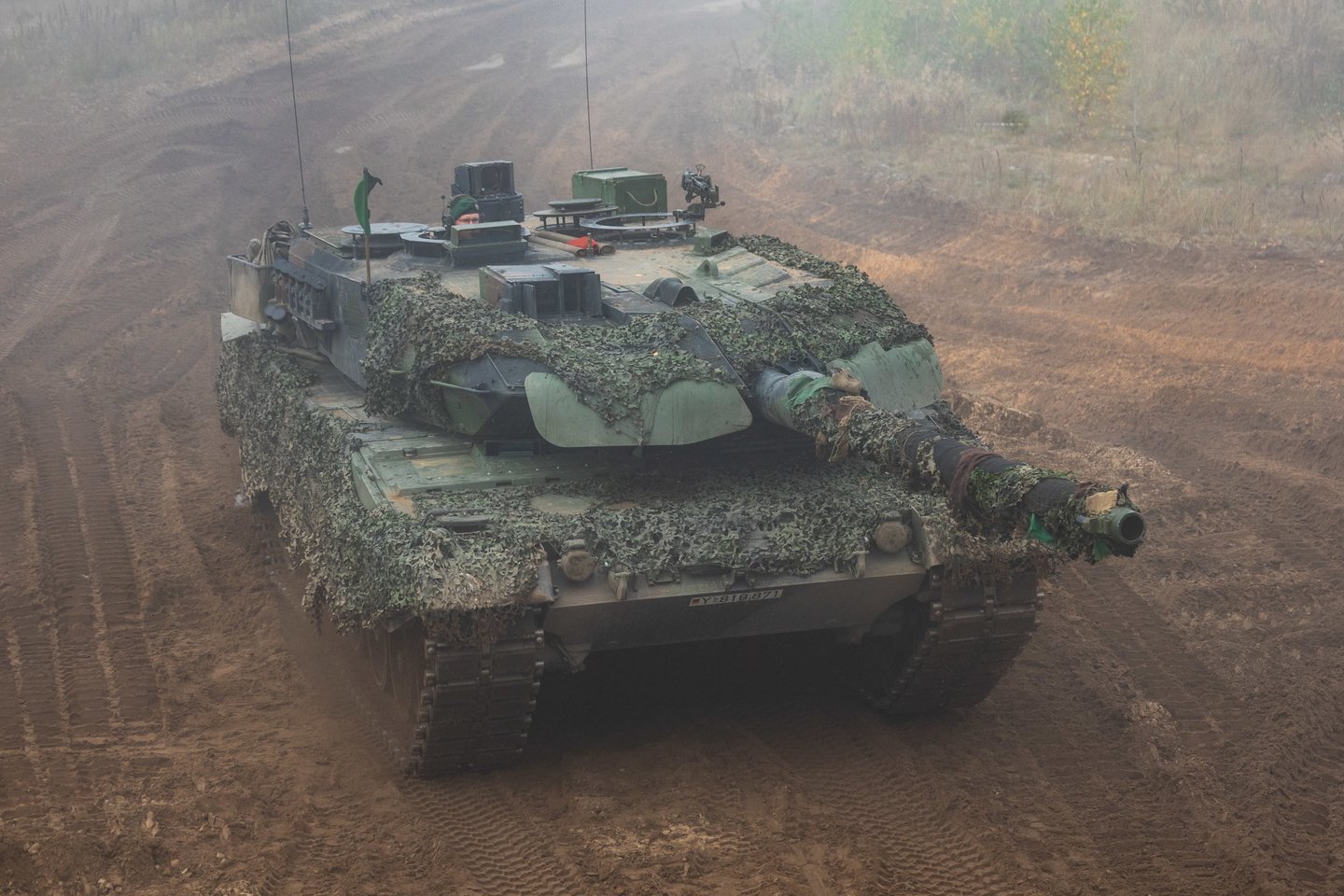 Pėstininkų brigados „Geležinis Vilkas“ kariai atliko tankų užtaisymo ir kovinio šaudymo užduotis.<br> ELTA / J. Kalinsko nuotr.