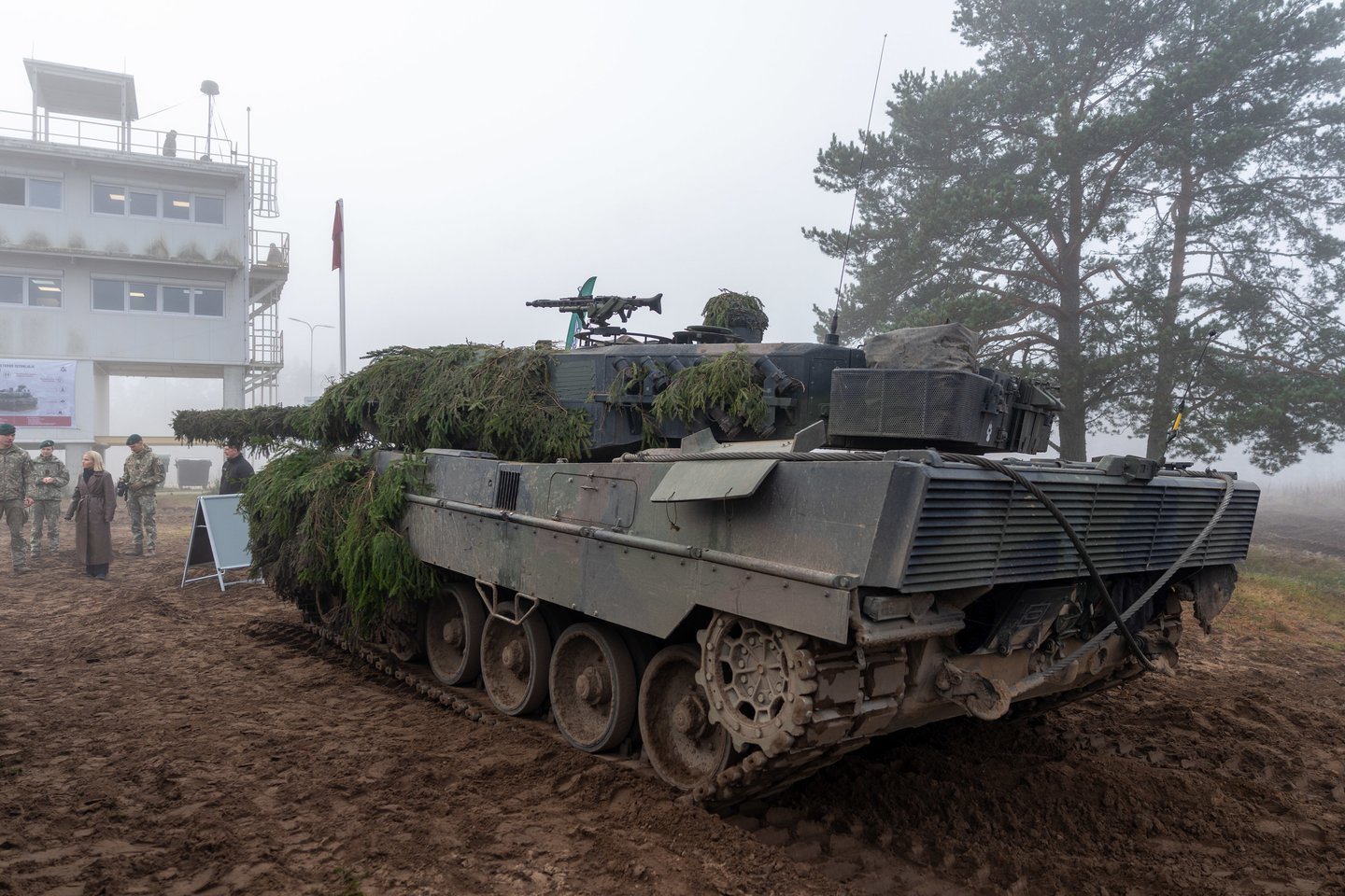 Pėstininkų brigados „Geležinis Vilkas“ kariai atliko tankų užtaisymo ir kovinio šaudymo užduotis.<br> ELTA / J. Kalinsko nuotr.