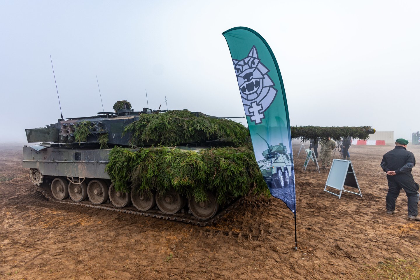 Pėstininkų brigados „Geležinis Vilkas“ kariai atliko tankų užtaisymo ir kovinio šaudymo užduotis.<br> ELTA / J. Kalinsko nuotr.