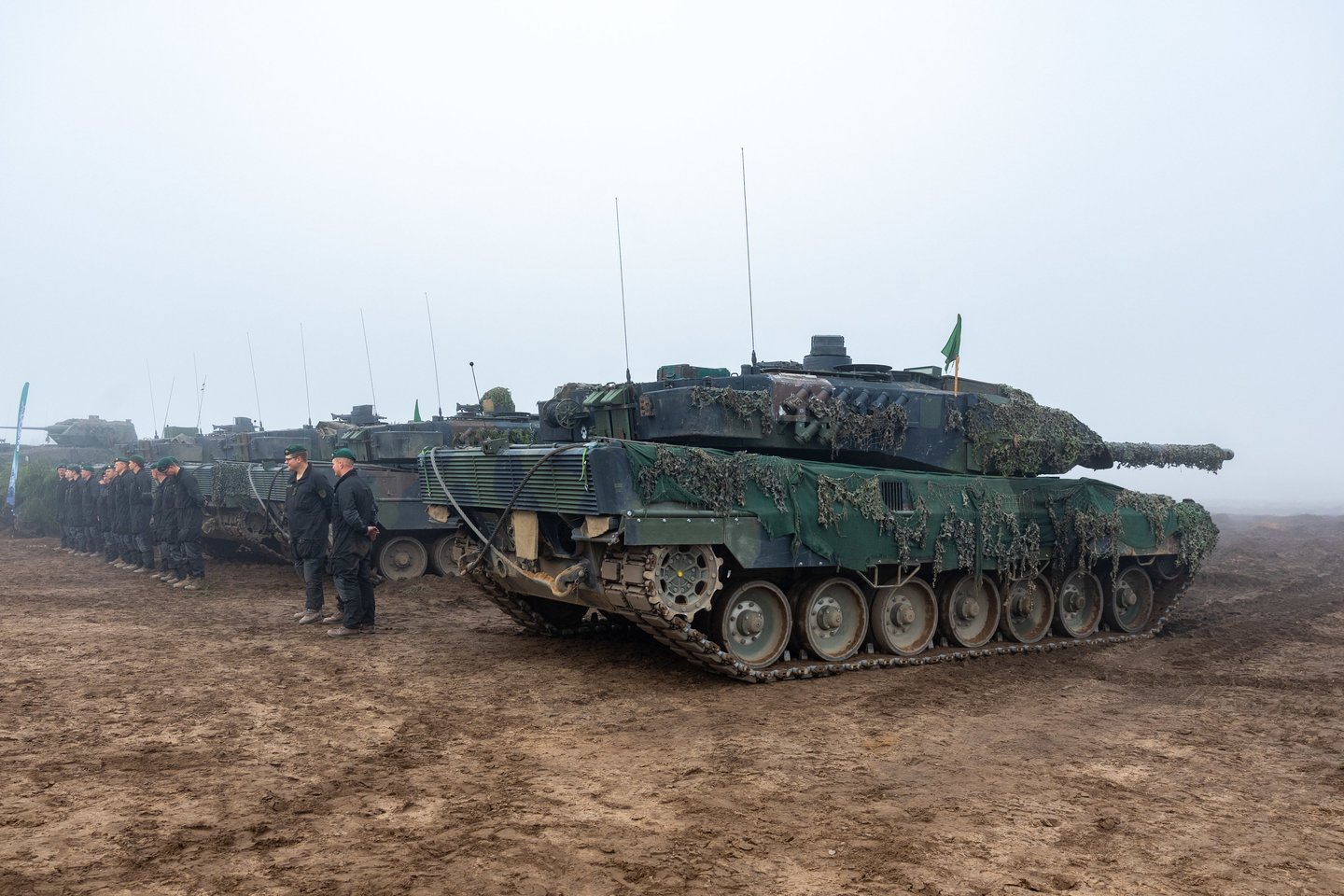 Pėstininkų brigados „Geležinis Vilkas“ kariai atliko tankų užtaisymo ir kovinio šaudymo užduotis.<br> ELTA / J. Kalinsko nuotr.