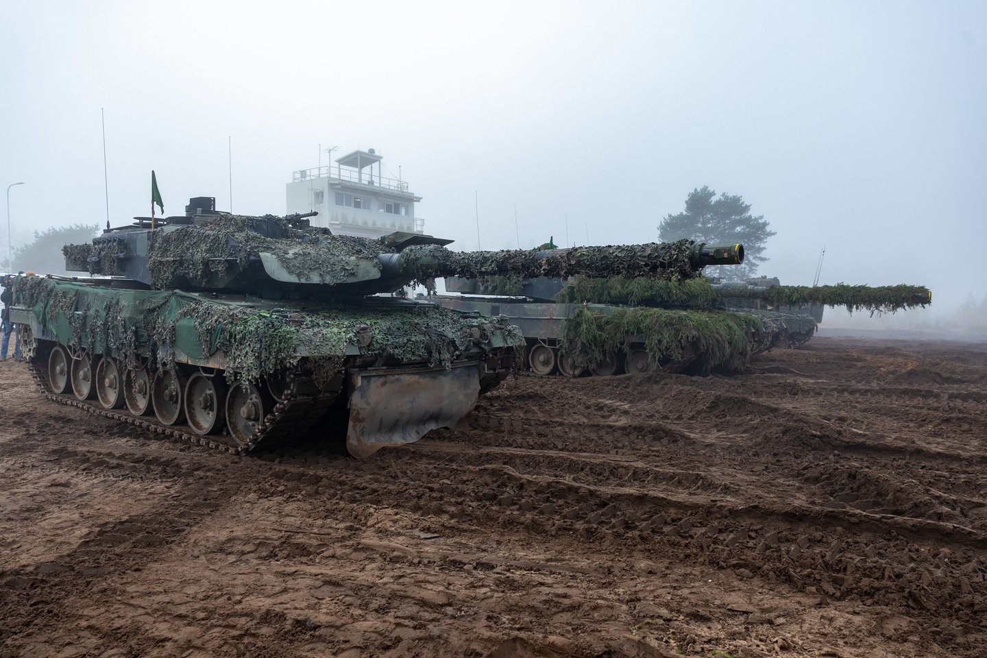 Pėstininkų brigados „Geležinis Vilkas“ kariai atliko tankų užtaisymo ir kovinio šaudymo užduotis.<br> ELTA / J. Kalinsko nuotr.