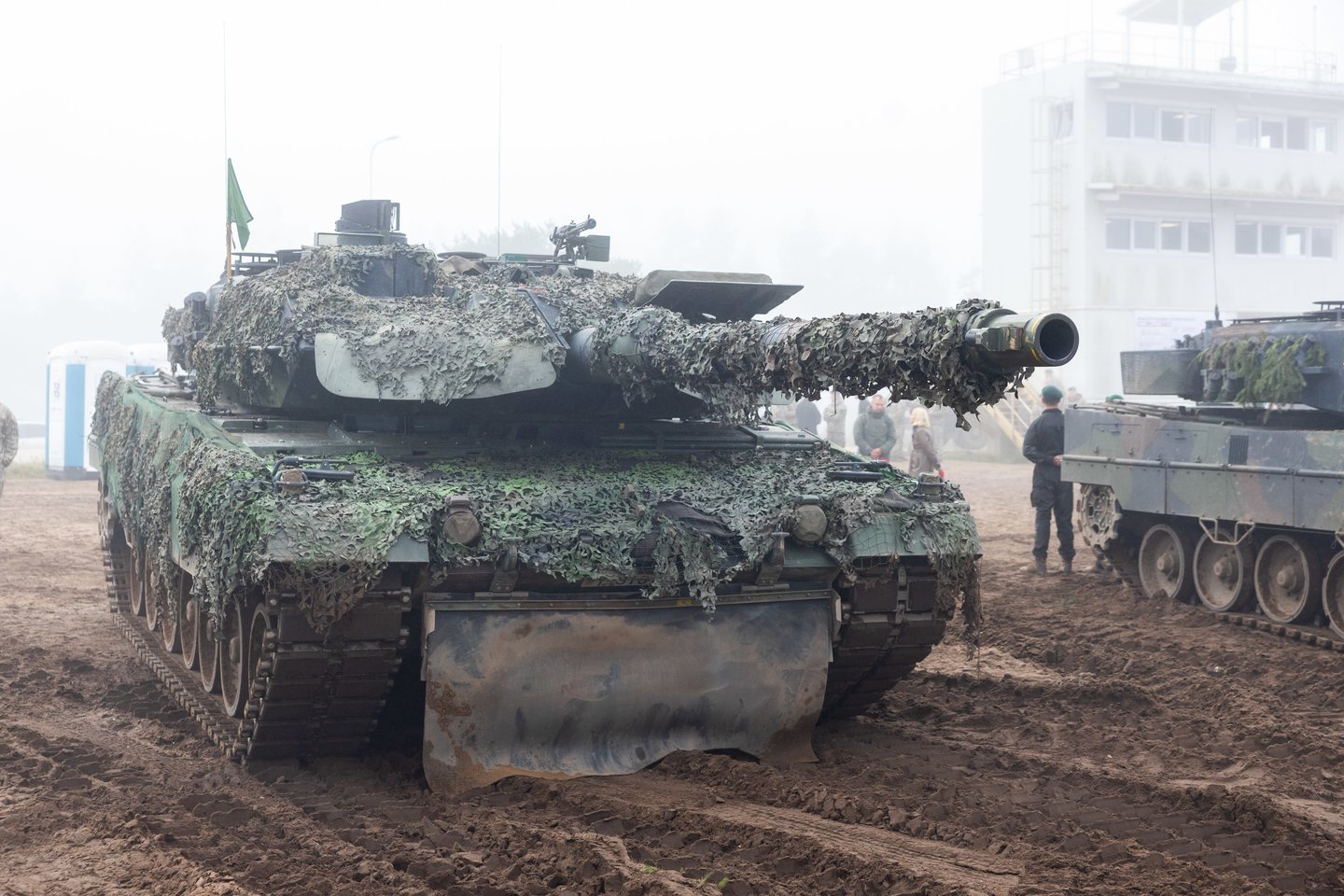 Generolo Silvestro Žukausko poligone penktadienį pirmą kartą Lietuvos teritorijoje kovinius šūvius iš vokiškų „Leopard 2A6“ tankų atliko mūsų šalies karių įgulos.