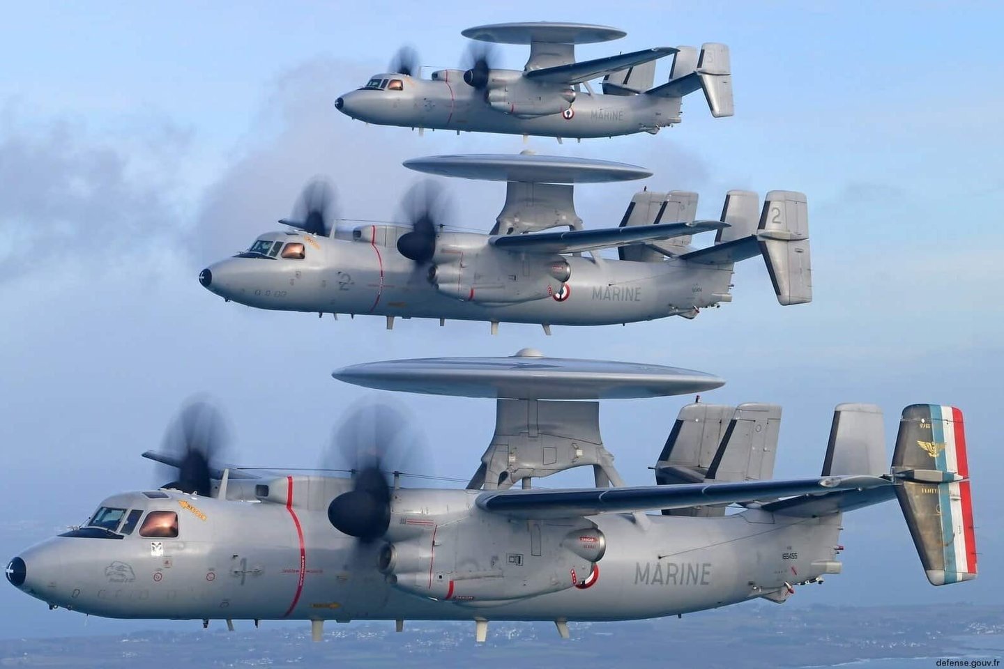 Trys Prancūzijos jūrų aviacijos „E-2C Hawkeye“ orlaiviai su radaro ir elektroninės kovos sistemomis.
