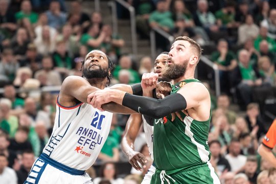 Beviltiškos „Žalgirio“ pastangos: nesulaikomai žaidusi „Anadolu Efes“ sutaršė kauniečius