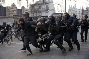 Prancūzijoje – protestuotojų susirėmimai su policija