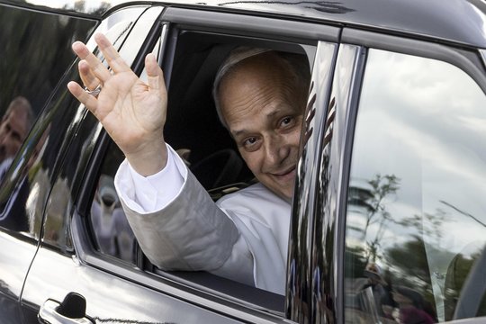 Popiežius grįžo į Vatikaną po plaučių naviko operacijos