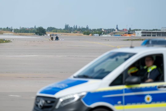 Leipcigo oro uoste – incidentas: netoli Rusijos lėktuvų „Antonov“ automobilis pralaužė tvorą