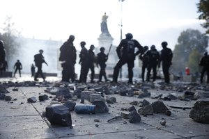 Prancūzų policija: dėl smurto per protestus Paryžiuje sulaikyti net 855 asmenys