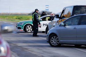 Naujausios žinios iš Pasvalio r.: drono nuolaužos apgadino važiavusį automobilį, tarnybos dirba toliau