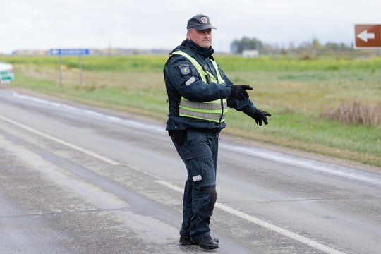 Po pranešimo apie sprogimą Pasvalio rajone – tarnybų žinios apie rastas drono nuolaužas