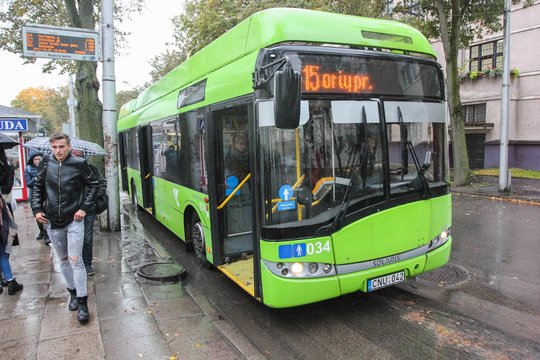Chuliganizmas Kaune: grasino aplinkiniams ir nuo linijos nuėmė troleibuso „ūsus“