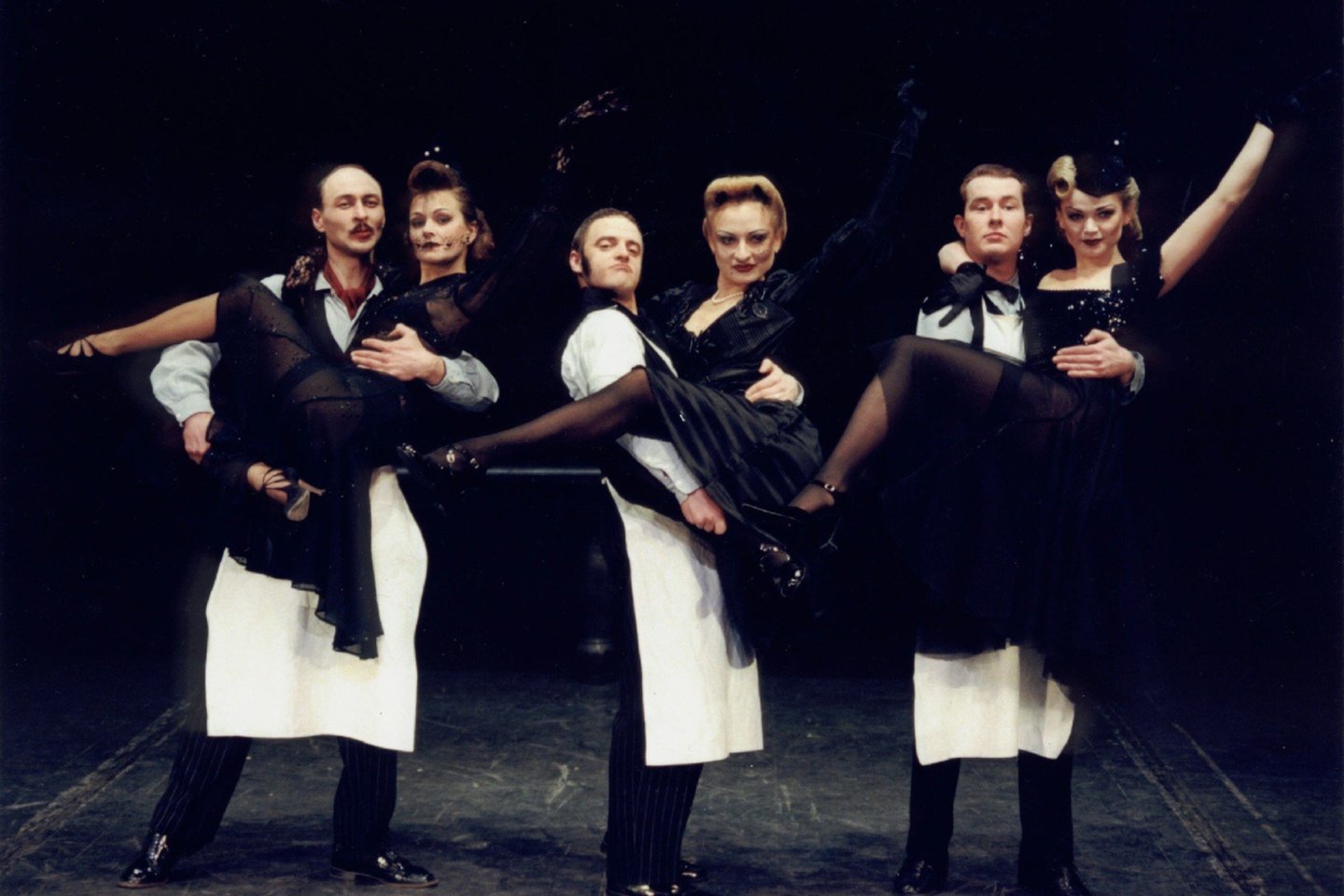 V.Martinaitis – Garsonas II, J.Dapkūnaitė – Anabelė, A.Dainavičius – Garsonas I, A.Baranova – Ana, D.Siarusaitis – Garsonas III, L.Budzeikaitė – Agata. „Moterų dainos“ (pagal M.Dietrich dainas), choreografė A.Cholina, LNDT, 1998 m.<br> D.Matvejevo nuotr.