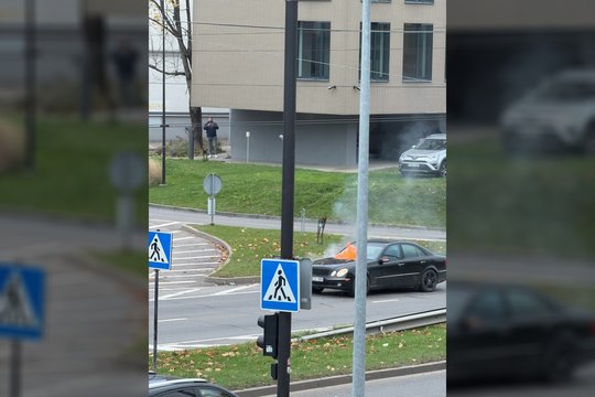 Vilniuje užsidegė automobilis – jo gesinti pasiųsti du ugniagesių ekipažai