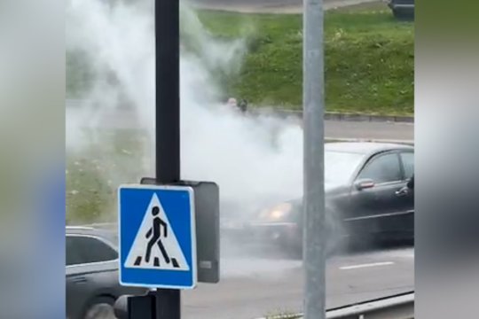 Pamatykite: Vilniuje viduryje gatvės užsidegė automobilis – užfiksuoti milžiniški dūmai