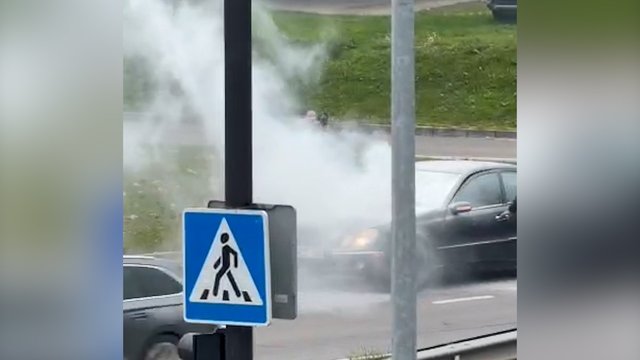 Pamatykite: Vilniuje viduryje gatvės užsidegė automobilis – užfiksuoti milžiniški dūmai