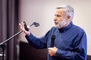 JAV švietimo ekspertas Timas Lewisas: „Vaikai negimsta mokėdami tinkamai elgtis“