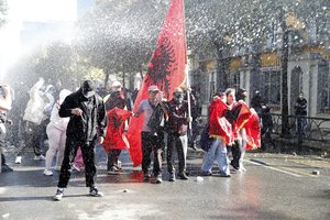 Albanijos premjeras apkaltino protestuotojus peržengus „raudoną liniją“
