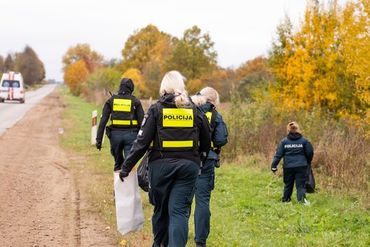 Išskirtiniai kadrai iš drono kritimo vietos: kas dabar vyksta Pasvalio rajone