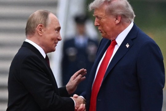 WSJ skelbia apie V. Putino pasiūlymą D. Trumpui: po pokalbio JAV prezidentas panaikino sankcijas