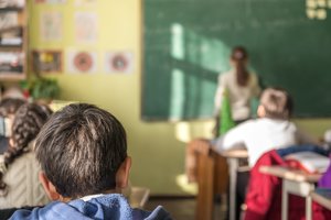 Kodėl vaikai bijo klausti pamokose? Psichologė įvardijo tėvų ir mokytojų klaidas