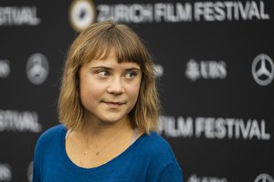 Berlyne protestuotojai prisiklijavo prie kelio netoli „Rheinmetall“ gamyklos: tarp jų – ir G. Thunberg