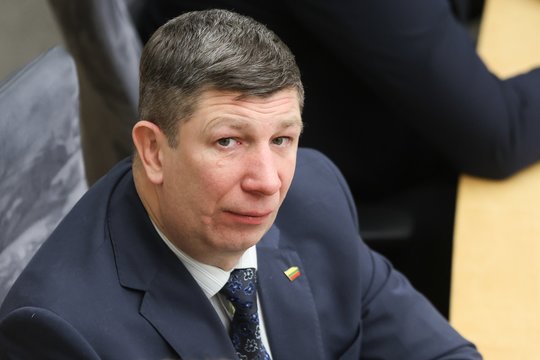 Seimo salėje A. Nedzinskas prisipažino prabalsavęs už kitą socialdemokratą