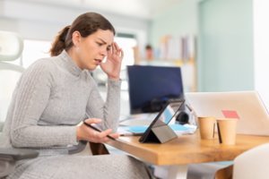 Pasimiršta žodžiai ir sunkiau susikaupti: ar moterų „smegenų rūkas“ gali būti susijęs su perimenopauze?