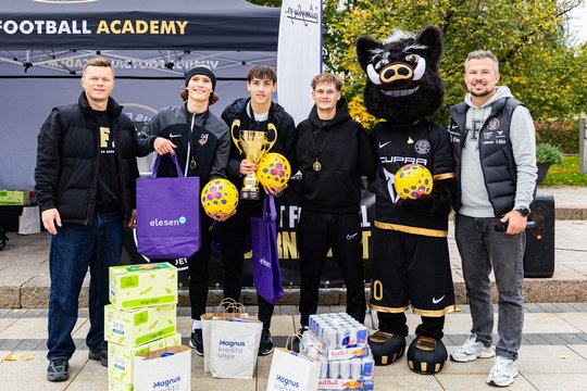 Vilniaus Katedros aikštė alsavo futbolu: daugiau nei 25 komandos susibūrė į gatvės futbolo turnyrą