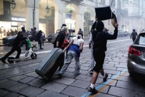 Italijos gynybos ministras: riaušės Milane – „hibridinio karo“ rezultatas