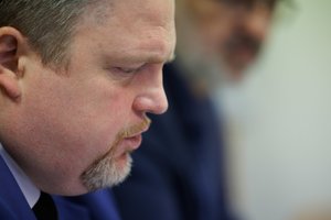 Su gausia komanda į Seimą atvykusiam T. Valiui – nepatogūs klausimai: „Jūs kabinatės prie žodžių“