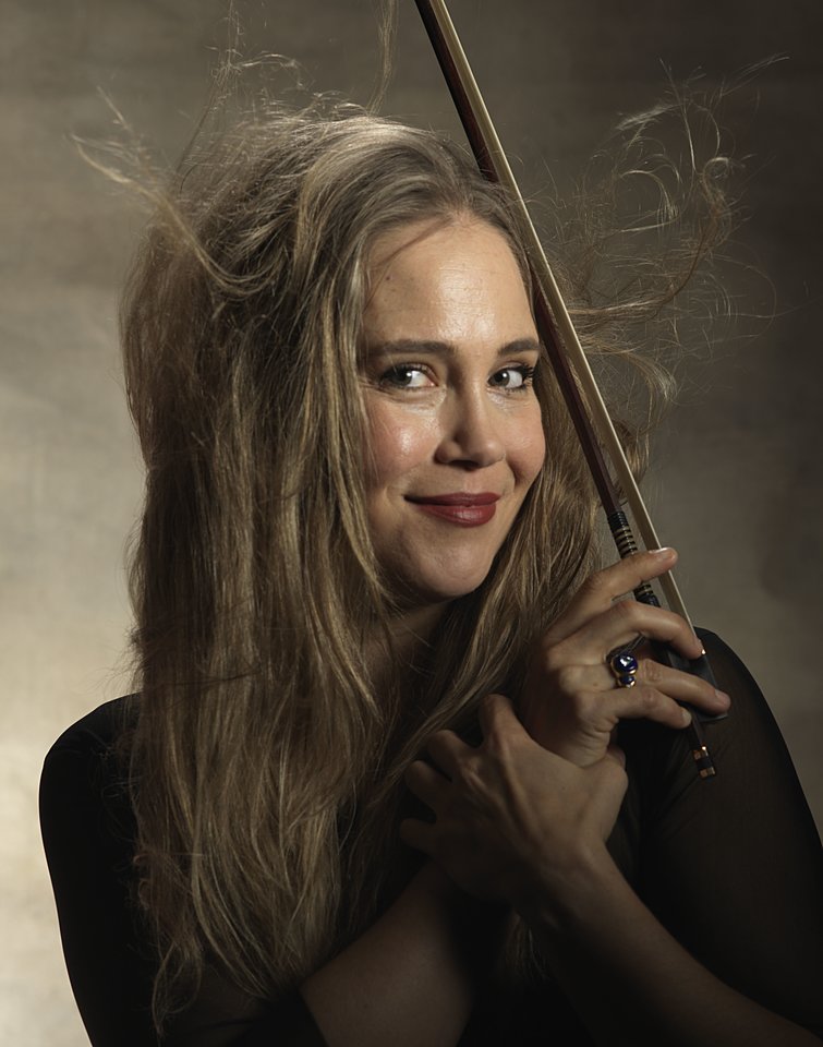 Spalio 22 d. smuiko „diva“ pasirodys Lietuvos kamerinio orkestro koncerte Nacionalinėje filharmonijoje.