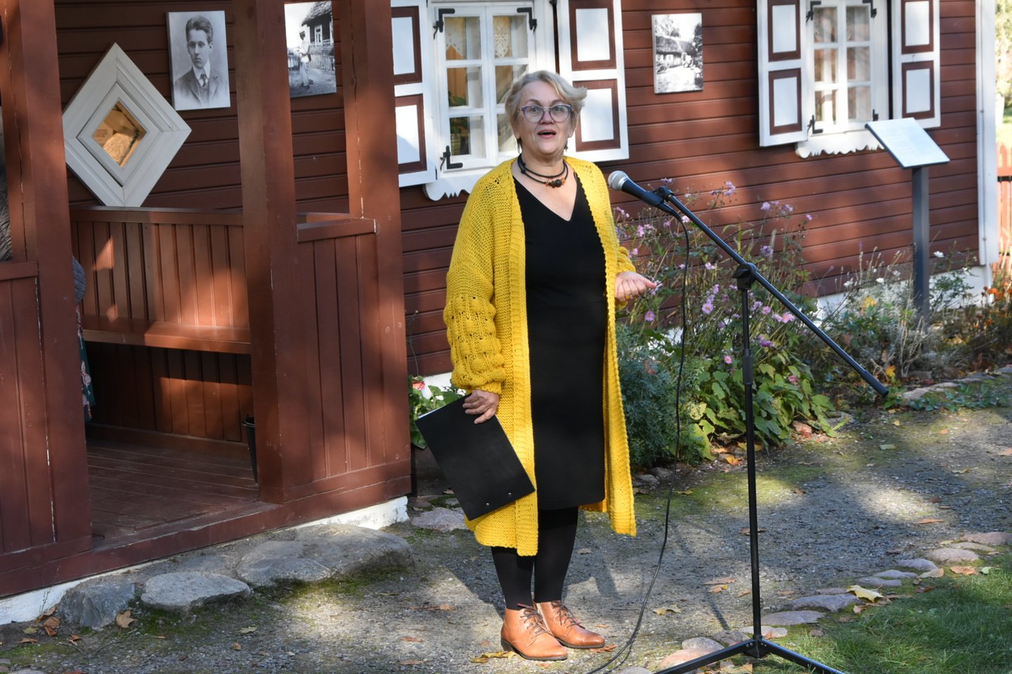 V.Krėvės-Mickevičiaus memorialinio muziejaus muziejininkė L.Raugevičienė.